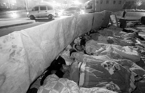 在寒冷的冬夜，為了能省點(diǎn)錢，方便接活，民工們?nèi)运跇蛳隆? complete=