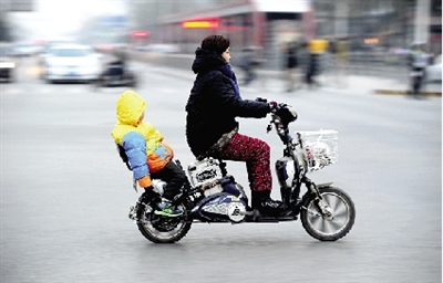 昨日下午，隴海西路桐柏路口，紅燈亮起的瞬間一輛電動車闖過路口。