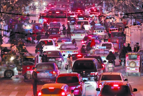 昨晚11點(diǎn)，二七廣場(chǎng)仍較擁堵。圖為東太康路在擁堵中。