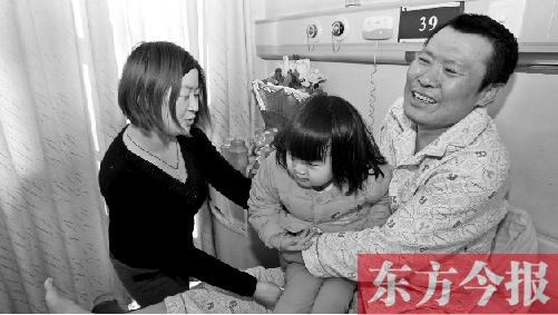 李剛患骨肉瘤急需手術(shù)，最放心不下的就是他的妻子、女兒