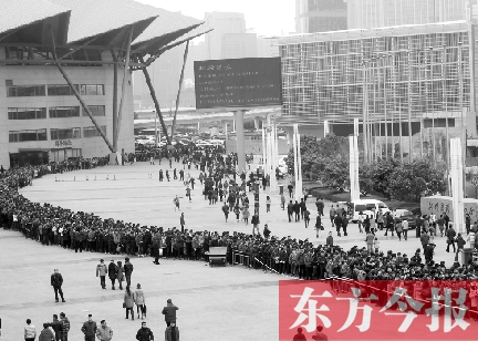 3月2日，在鄭州國(guó)際會(huì)展中心，河南省春季人才招聘會(huì)舉行，六萬五千名求職者扎堆求職