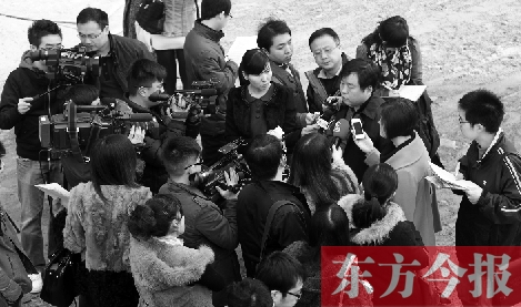 經(jīng)適房“下課”，公租房的申請(qǐng)、租金等備受關(guān)注，圖為鄭州市房管局規(guī)劃和住房保障處處長(zhǎng)馮榮智被媒體記者“