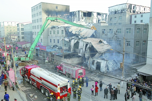 風助火勢，6座相鄰的居民樓加建的板房樓陸續(xù)被大火引燃。