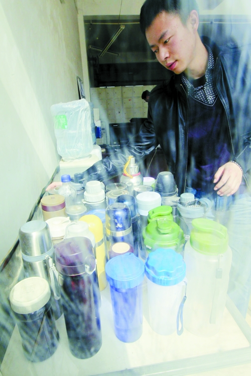 怕堵在路上，公交司機(jī)不敢喝水，把杯子放在了調(diào)度室