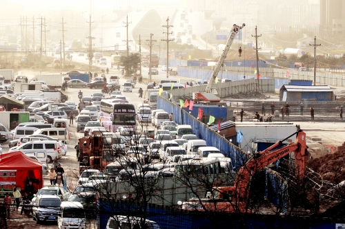 昨日上午，京廣路與南三環(huán)交叉口附近堵成了一鍋粥