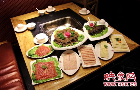 巴奴毛肚火鍋主打的就是半份的菜品。例如這個巴奴毛肚，整份的是42元，而半份只要21元，既便宜又實惠。