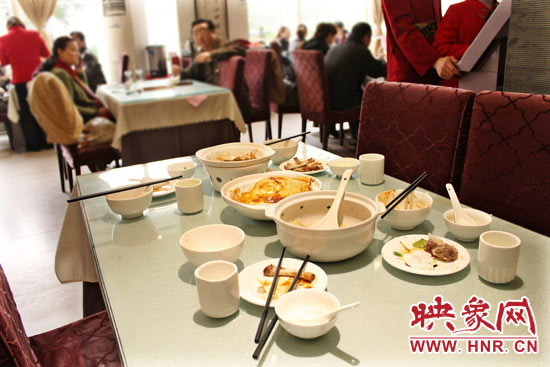 3月22日，阿五美食英協(xié)路店幾位顧客用完餐后，盤子里的食物所剩無幾。