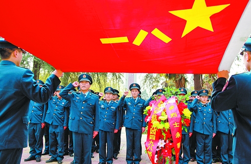 　　“我宣誓:保衛(wèi)祖國藍天不受侵犯!”4月3日,濟空某部的官兵來到內(nèi)鄉(xiāng)縣烈士陵園掃墓,通過敬獻花籃、