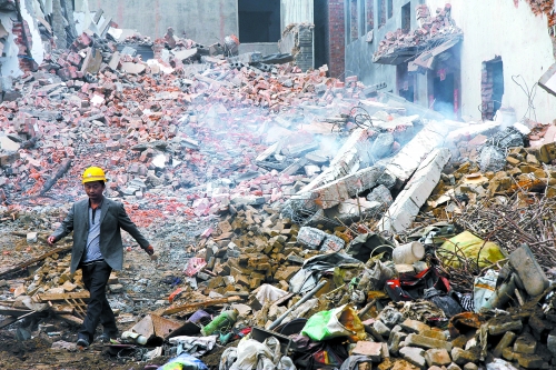 一座清朝老宅被一把火燒成了灰燼。透過青煙，才能看到它曾存在過的痕跡