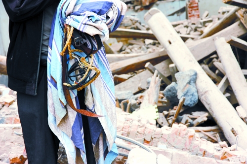 老人手中拿著曾控制住他的電線、床單