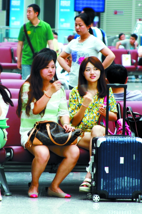 實在太熱，有個美女拿身份證當扇子用