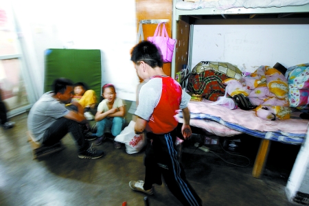 孩子們住在這里，沒(méi)有上學(xué)，大部分時(shí)間是練功，出去表演