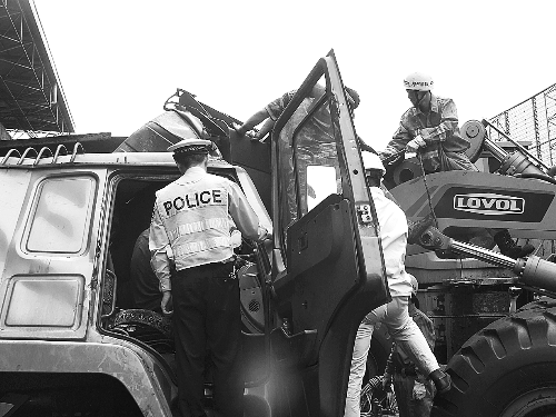 　　調(diào)來(lái)鏟車，幫忙救人。