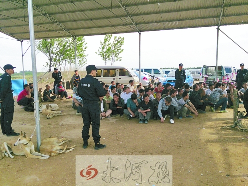 民警突襲賭場(chǎng)，64名涉案人員全部落網(wǎng)。