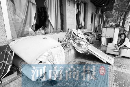 　多間臨街商鋪夜間被砸，店里的沙發(fā)、貨品等被搬到了戶外  侯建勛/攝