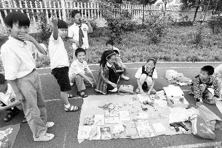 小學(xué)生當(dāng)?shù)財偫习?，擺起攤來也很專業(yè)