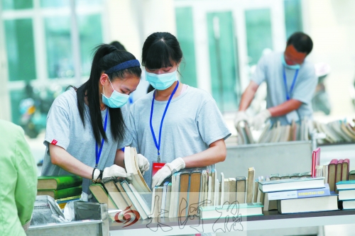 工作人員正在忙著整理書籍,逐一登記、歸類。