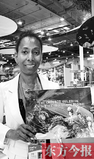 桑麗莎的童話書《皇帝、新娘與龍袍》在上海世博會加勒比聯(lián)合館與中國讀者見面 資料圖片