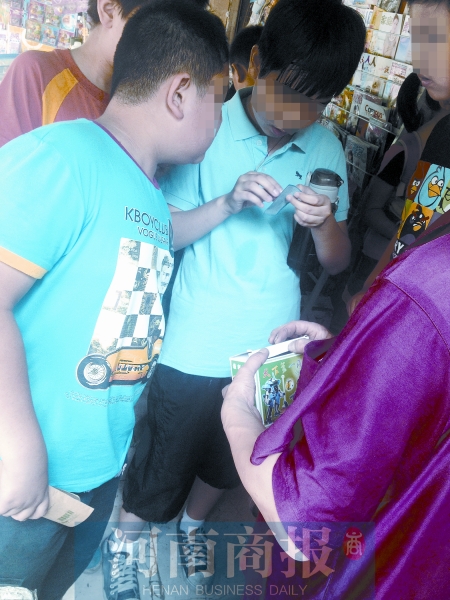 小賣(mài)鋪內(nèi)，孩子們圍在一起查看“中獎(jiǎng)”情況