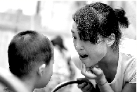 　張麗梅的發(fā)音吐字并不清晰。但她每次教兒子練習，都力求做到“聲情并茂”。