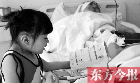 　昨天上午，鄭州市骨科醫(yī)院病房內(nèi)，李剛躺在病床上，女兒嘟嘟在安靜地看書