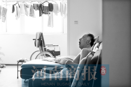 金老先生因偏癱生活不能自理，鄰居說，平時經(jīng)?？吹阶o工和老人的弟弟前來照顧 實習(xí)生 唐韜/攝