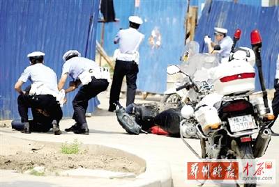 　一名歹徒被抓獲，另一名歹徒持槍劫持了一名門衛(wèi)。