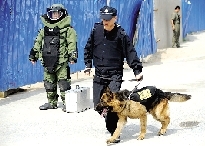 排爆專家、警犬在現(xiàn)場待命。