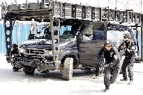 特警的突擊車到達(dá)現(xiàn)場。