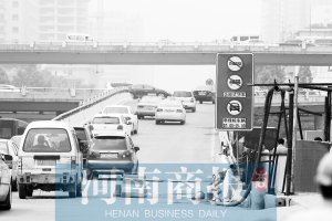 紫荊山立交橋上橋口，已經(jīng)有非綠標車禁止通行的標志 王春勝/攝