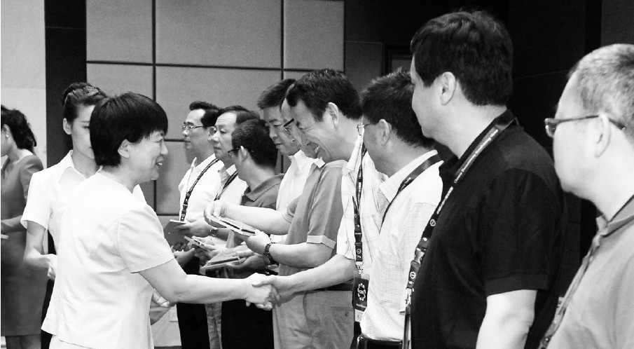 河南省委常委、宣傳部長趙素萍給中國紀(jì)錄片播出聯(lián)盟理事臺(tái)發(fā)放牌匾