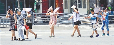  街頭，遮擋陽光是一門“技術(shù)活”。