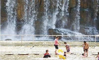 能玩水的地方，人一定多。