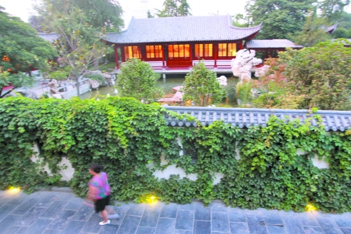 夢(mèng)溪園燈火通明，游客卻只能在外面散步。