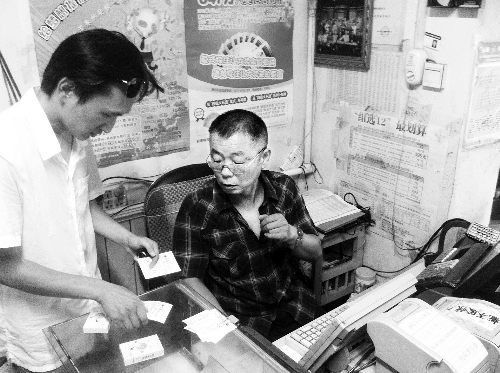 　　站點(diǎn)中出大獎(jiǎng)后前來購彩的人絡(luò)繹不絕