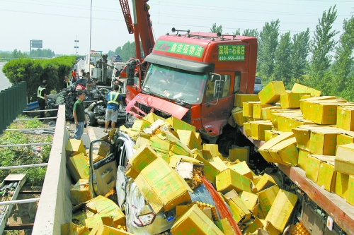 大貨車旁邊的海馬轎車被雞蛋砸中，車上兩人逃脫及時，僅受輕傷。