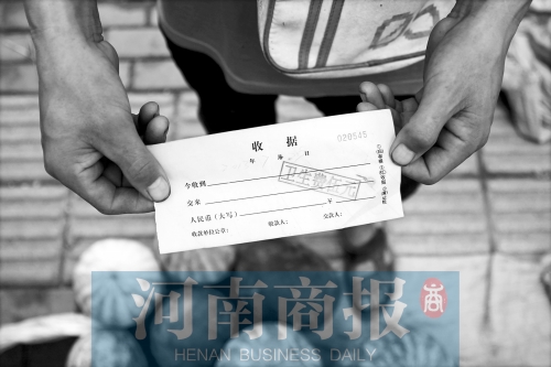 百花路附近的瓜農(nóng)宋師傅交完衛(wèi)生費(fèi)后收到一張收據(jù)，但沒有收款單位