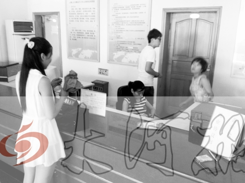 鄭州市人才交流服務(wù)中心二樓大廳，剛畢業(yè)大學(xué)生咨詢政策，工作人員卻在若無其事地玩手機(jī)。