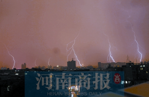 昨天21:30左右，雷電頻頻“光顧”鄭州市區(qū)