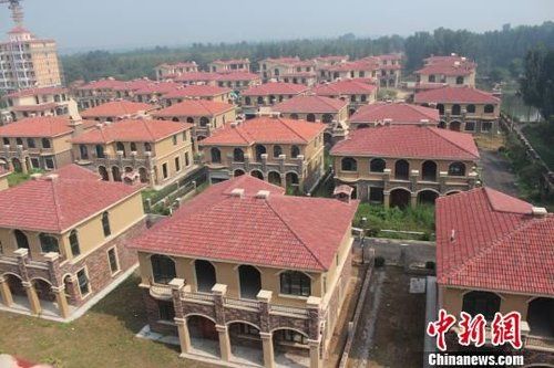 在鄭州市惠濟(jì)區(qū)花園口鎮(zhèn)申莊村的黃河岸邊，這處豪華別墅群蔚為壯觀。侯偉勝 攝