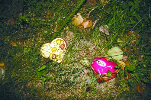 今天是七夕節(jié)，但這對(duì)愛(ài)人或許無(wú)法甜蜜分享這盒巧克力了……