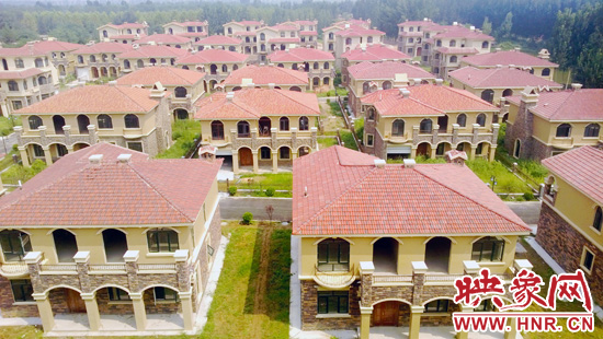 這里的別墅共計30多棟，有兩層的，也有三層的，主體、裝修都已經(jīng)完工