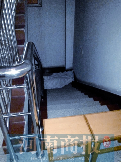 昨晚7點多，女孩的尸體還未移走 見習記者 姬中貴/攝