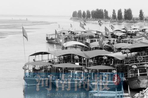 這些出航的船只，都沒有相關(guān)資質(zhì) 記者 王春勝/攝