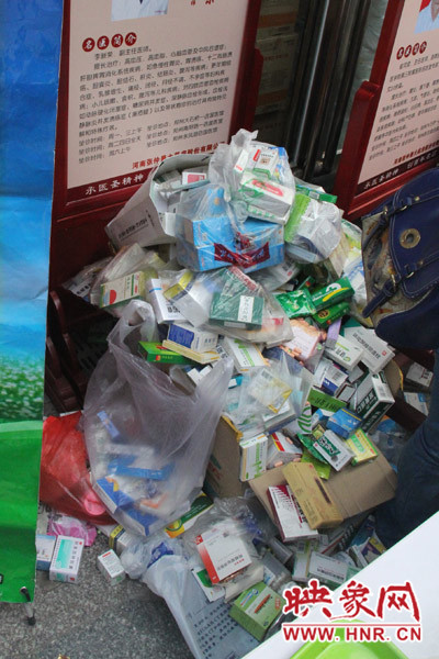 兌換點負責(zé)人表示，一整天兌換的過期藥有這樣的七八倍