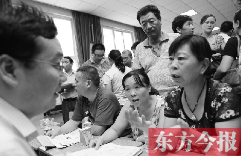 帶著孩子小升初的諸多疑問(wèn)，眾多家長(zhǎng)（右）向教育部門咨詢