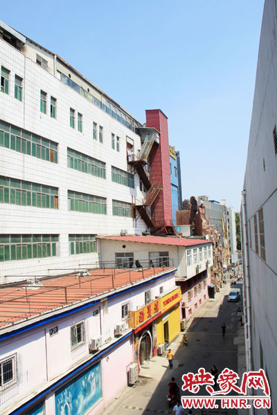 該家具賣場共6層樓，第7層建筑與其他樓層風格迥然不同，有明顯后期加蓋痕跡