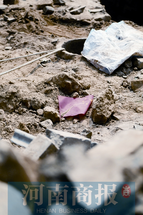 　　孩子墜井前，手里拿著國(guó)旗，邊走邊玩……
