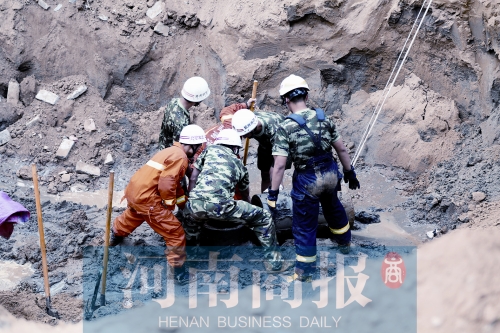 　　7個(gè)多小時(shí)的奮力救援，也沒(méi)能救回這個(gè)孩子