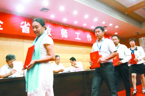 昨日，我省諸多優(yōu)秀教師獲頒“師德標(biāo)兵”、“師德先進個人”等榮譽證書。